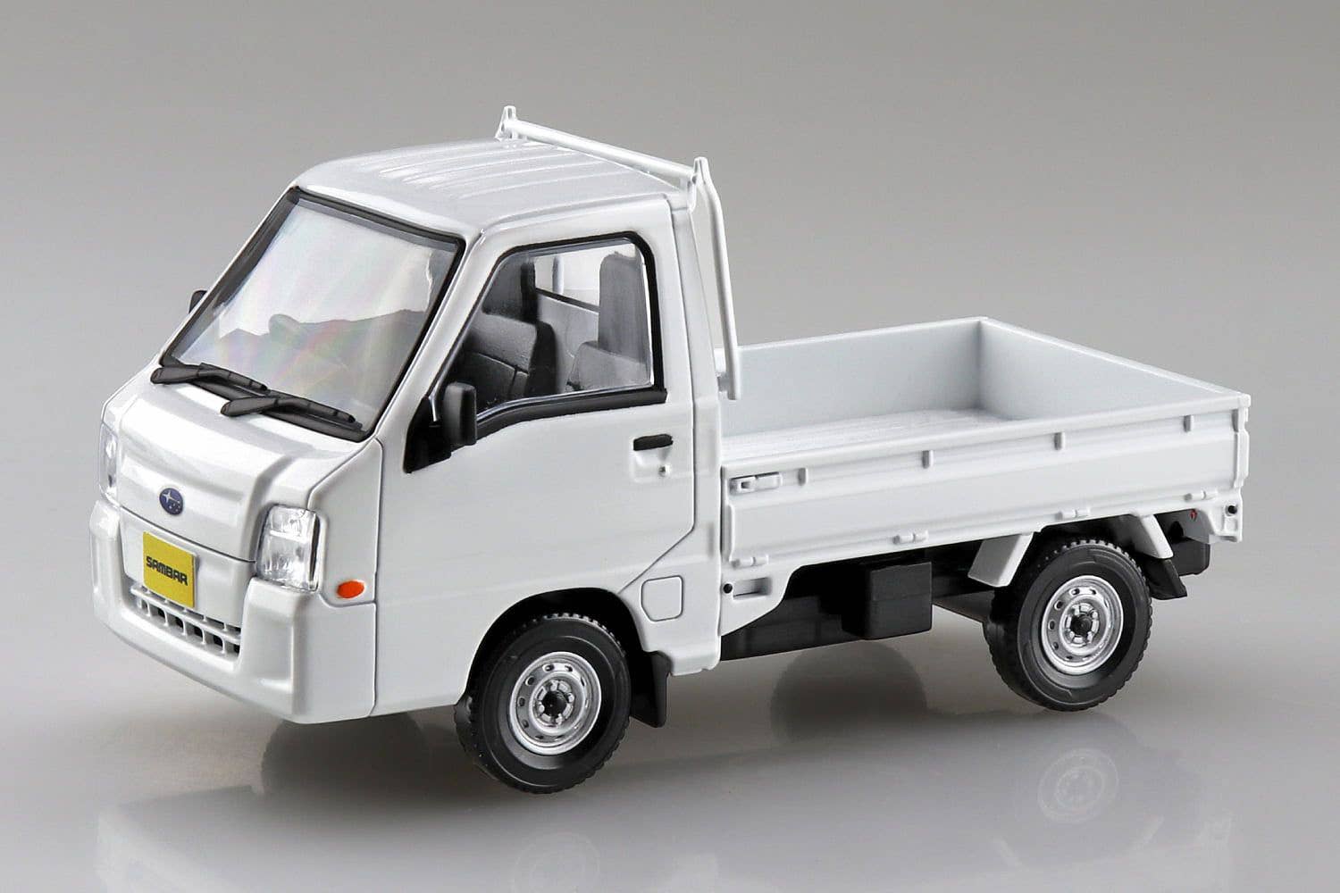Aoshima 1/32 Subaru Sambar Truck (Frost White)