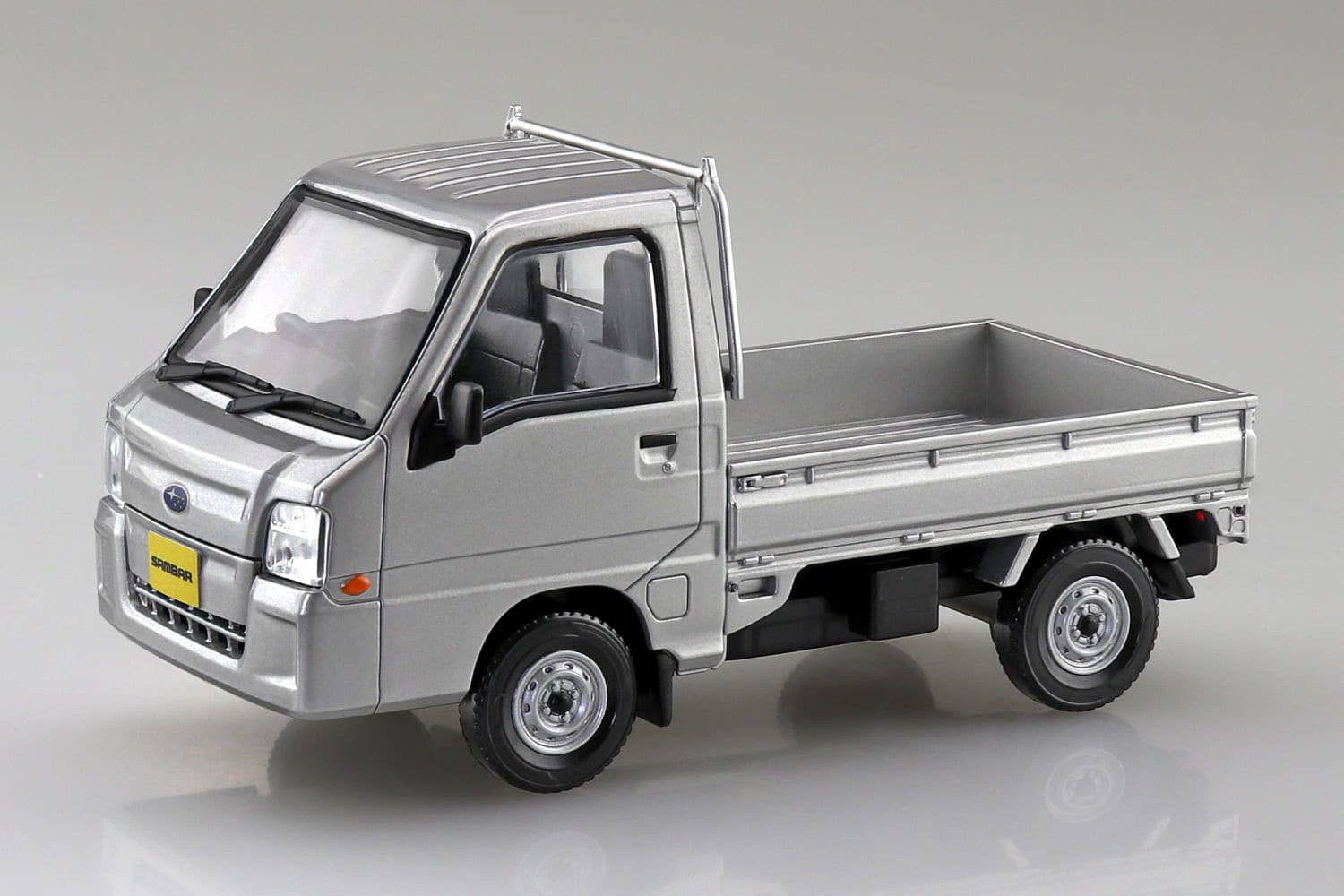 Aoshima 1/32 Subaru Sambar Truck (Sterling Silver Metallic)