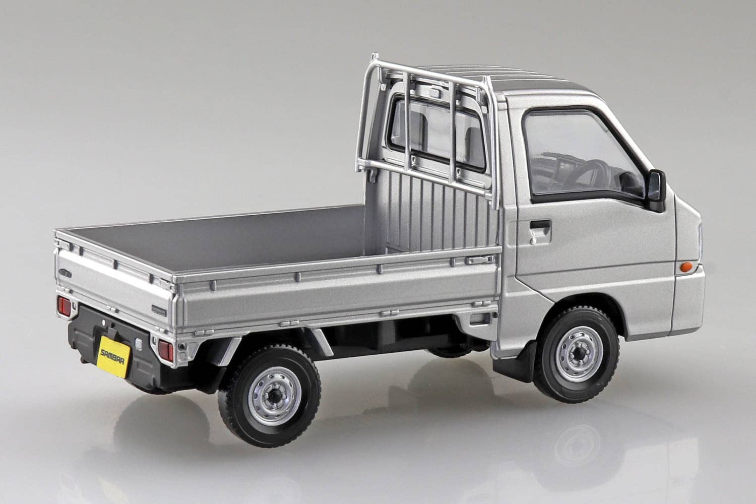 Aoshima 1/32 Subaru Sambar Truck (Sterling Silver Metallic)